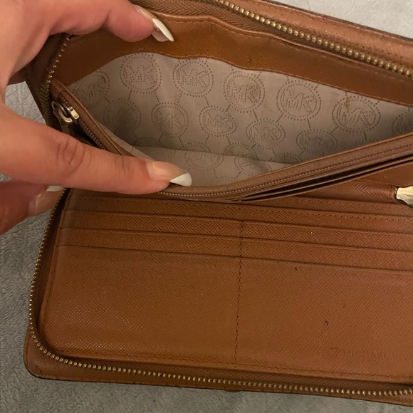 Michael Kors Monogram Grayson Satchel w/ Free MK Wallet. Size Medium - Picture 16 of 16